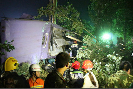 救援人员在现场施救 救援人员在现场施救